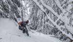 Snowboard hors pistes aux grands montés à chamonix dans les couloirs sous lognan